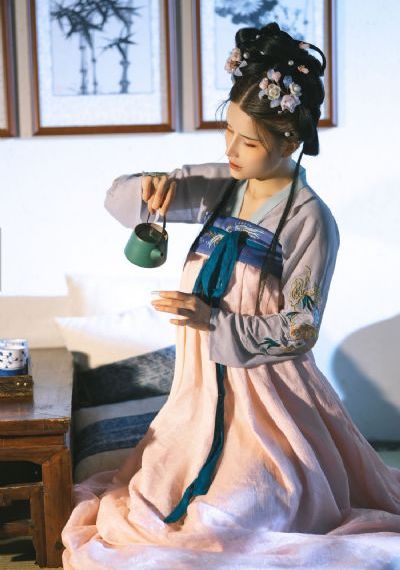 恨君不似江楼月